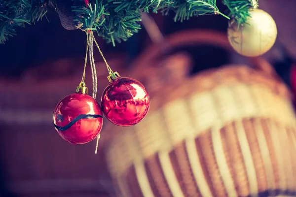 Zauberhafter Weihnachtsmarkt: Dekoration mit Christbaumkugel auf einem — Stockfoto