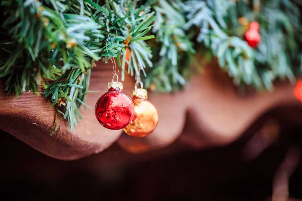 Zauberhafter Weihnachtsmarkt: Dekoration mit Christbaumkugel auf einem — Stockfoto