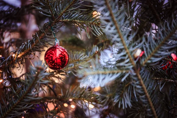 Magico mercatino di Natale: Decorazione con baldoria natalizia su un — Foto Stock