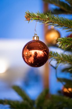 Noel dekorasyonu ile Geleneksel Noel ağacı, o kadar yakın