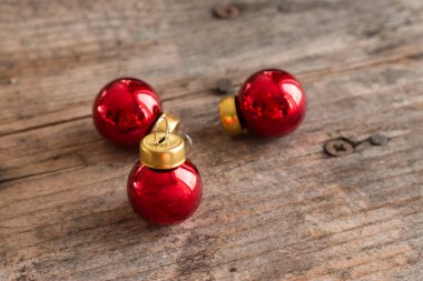 Bir rustik ahşap masa üzerinde Noel baubles, kopya alanı