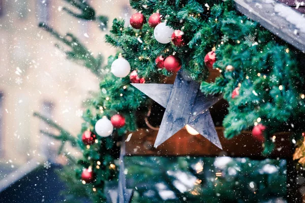 Magisk julmarknad: dekoration med julgranskula på en — Stockfoto