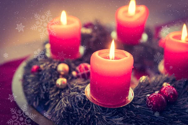 Decoração de Natal tradicional: grinalda do advento com luzes vermelhas — Fotografia de Stock