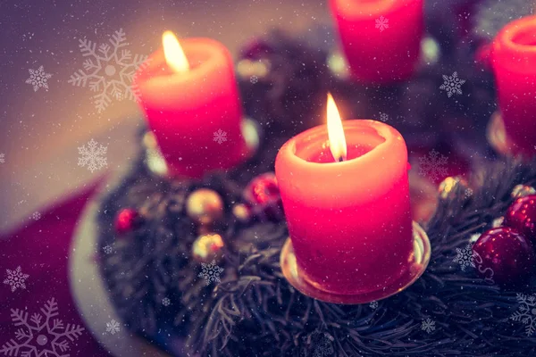 Decoração de Natal tradicional: grinalda do advento com luzes vermelhas — Fotografia de Stock