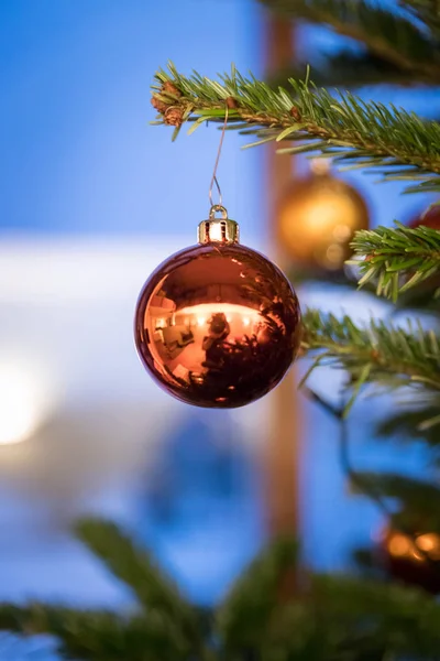 Traditioneller Weihnachtsbaum mit Weihnachtsdekoration, Nahaufnahme — Stockfoto