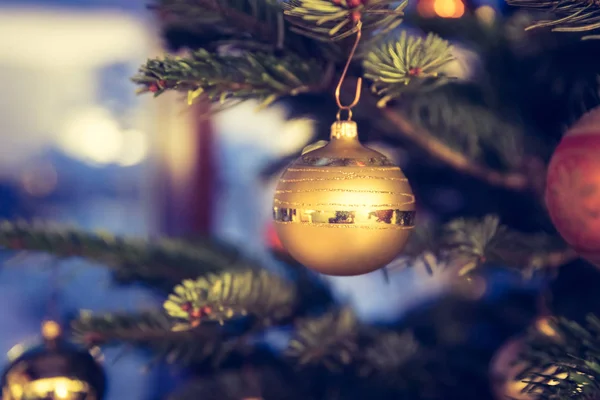 Традиционная елка с рождественскими украшениями, крупным планом — стоковое фото
