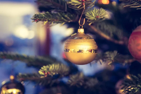 Traditioneller Weihnachtsbaum mit Weihnachtsdekoration, Nahaufnahme — Stockfoto