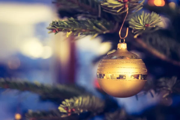 Árvore de Natal tradicional com decoração de Natal, close up o — Fotografia de Stock