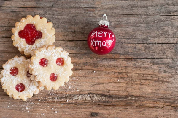 Biscotti di Natale fatti in casa: biscotti deliziosi, zucchero a velo e — Foto Stock