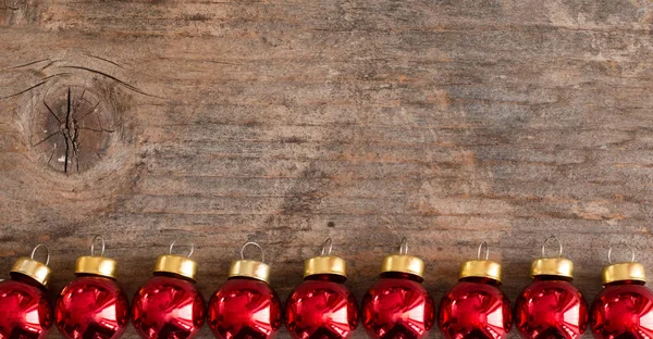 Boules de Noël sur une table en bois rustique, espace de copie — Photo