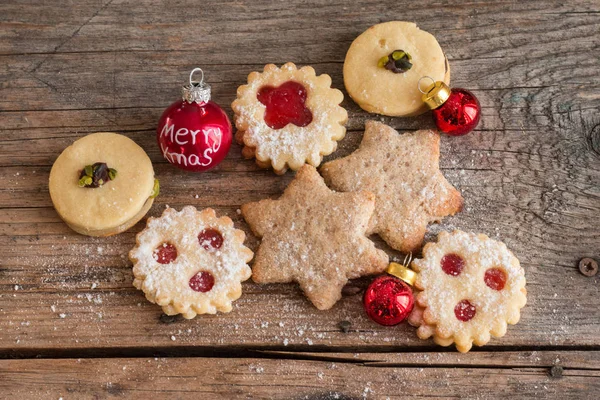 Galletas caseras de Navidad: Deliciosas galletas, azúcar en polvo y — Foto de Stock