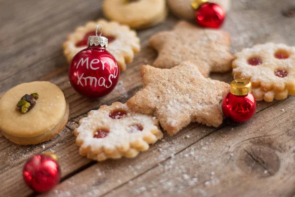 Galletas caseras de Navidad: Deliciosas galletas, azúcar en polvo y — Foto de Stock