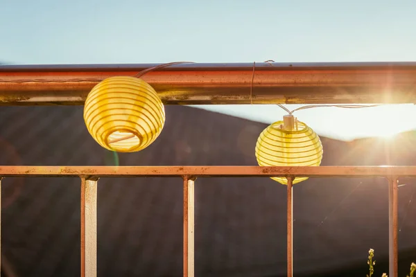 Sensación de verano en el balcón: Primer plano de las lámparas — Foto de Stock