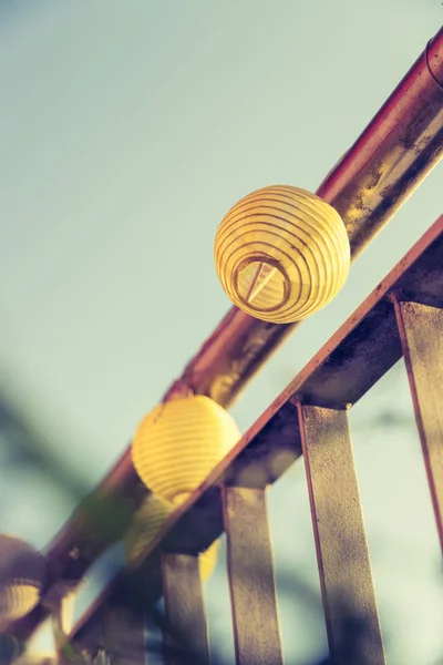 Sentimento de verão na varanda: Close up de lampiões — Fotografia de Stock