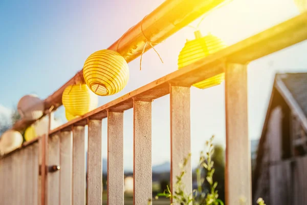 Sensación de verano en el balcón: Primer plano de las lámparas — Foto de Stock
