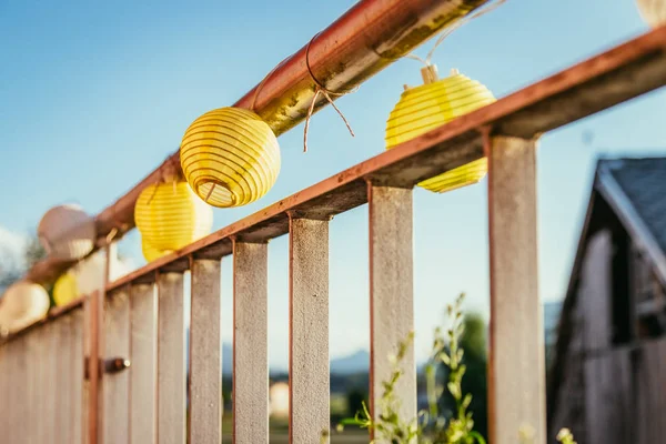 Sensación de verano en el balcón: Primer plano de las lámparas — Foto de Stock