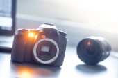 Profesionální fotoaparát: reflexní kamera s otevřeným senzorem. Čočky v t