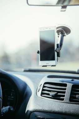 Navigasyon cihazı olarak kullanılan akıllı telefon ile araç panosu, parlak 