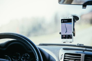 Navigasyon cihazı olarak kullanılan akıllı telefon ile araç panosu, parlak 