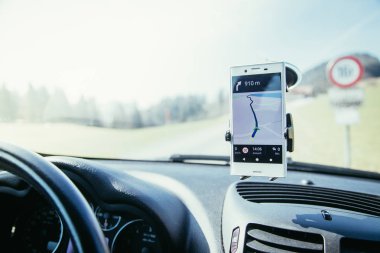 Navigasyon cihazı olarak kullanılan akıllı telefon ile araç panosu, parlak 