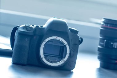 Profesyonel kamera: Açık sensörlü refleks kamera. T lensler