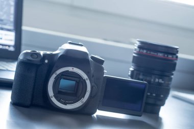 Profesyonel kamera: Açık sensörlü refleks kamera. T lensler