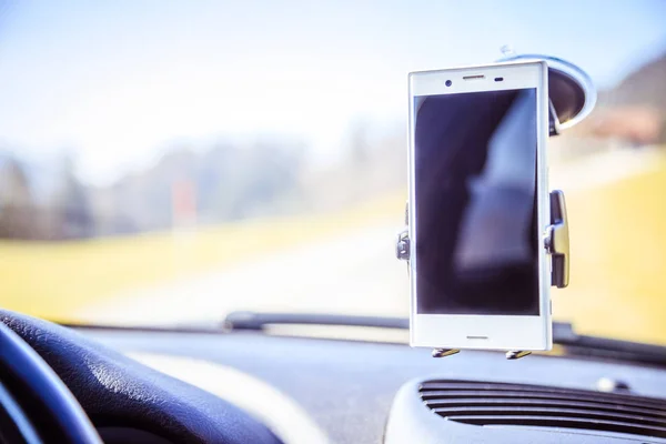 Tableau de bord de voiture avec smartphone utilisé comme dispositif de navigation, lumineux — Photo