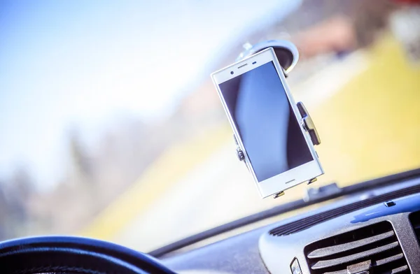 Tableau de bord de voiture avec smartphone utilisé comme dispositif de navigation, lumineux — Photo
