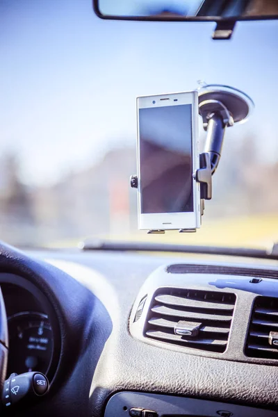 Tableau de bord de voiture avec smartphone utilisé comme dispositif de navigation, lumineux — Photo