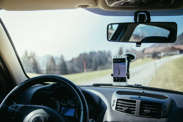 Tableau de bord de voiture avec smartphone utilisé comme dispositif de navigation, lumineux — Photo