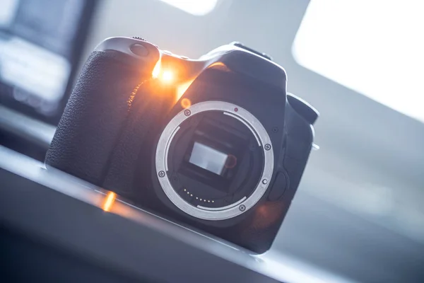 Professional camera: Reflex camera with open sensor