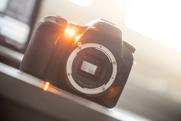 Professional camera: Reflex camera with open sensor
