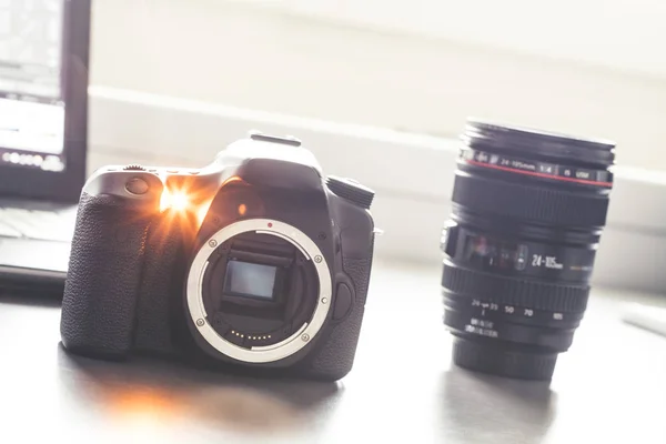 Professionelle Kamera: Reflexkamera mit offenem Sensor. Linsen in t — Stockfoto