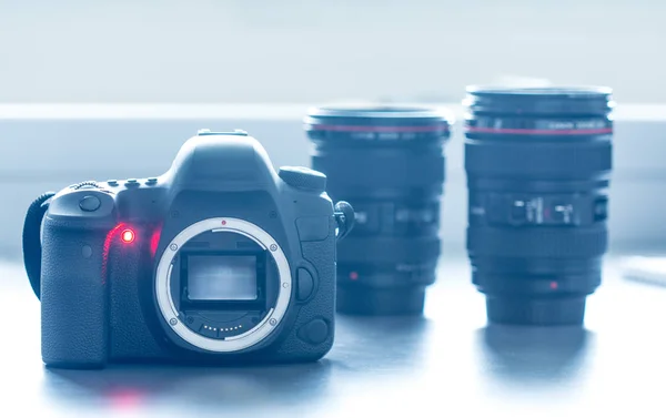 Professionelle Kamera: Reflexkamera mit offenem Sensor. Linsen in t — Stockfoto