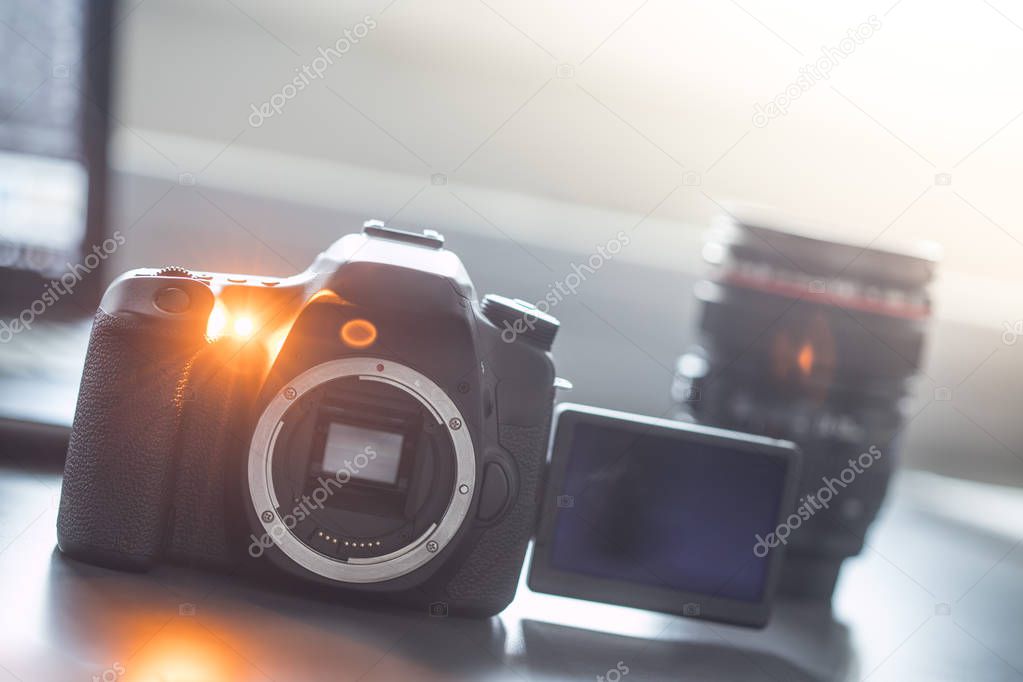 Professional camera: Reflex camera with open sensor. Lenses in t