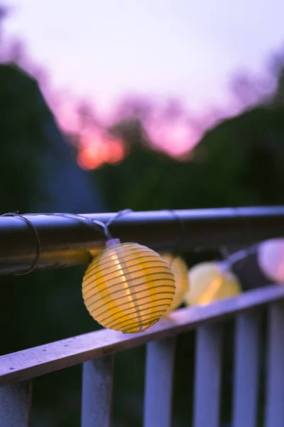 Lampions en la noche: Fiesta de jardín en verano — Foto de Stock