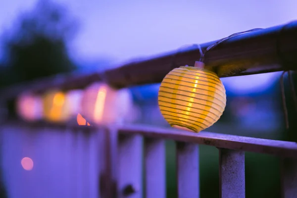 夜晚的灯火：夏天的花园派对 — 图库照片