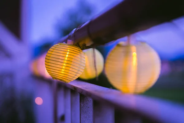 Lampions en la noche: Fiesta de jardín en verano — Foto de Stock