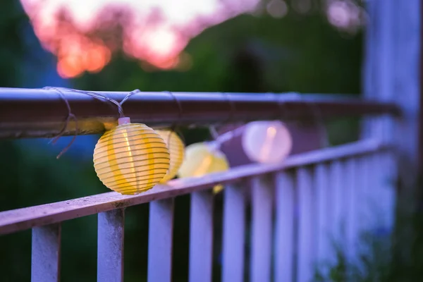 Lâmpadas à noite: Festa de jardim no verão — Fotografia de Stock