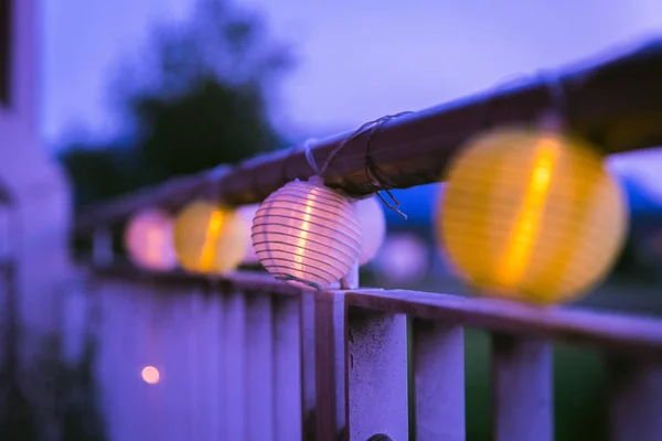Lâmpadas à noite: Festa de jardim no verão — Fotografia de Stock