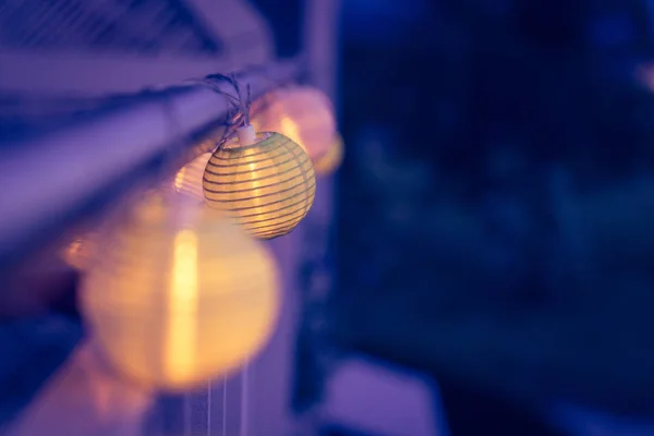 Lampions az éjszakában: kerti party nyáron — Stock Fotó