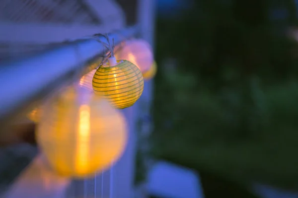 Lampions en la noche: Fiesta de jardín en verano — Foto de Stock