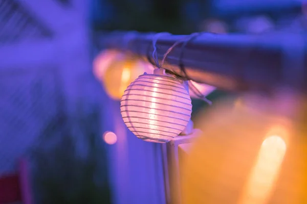 Lâmpadas à noite: Festa de jardim no verão — Fotografia de Stock