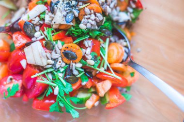 Taze ve lezzetli karışık salat, yaz saati