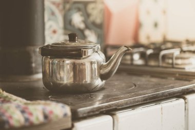 Kışın çay pişirme: rustik demir çay ocak