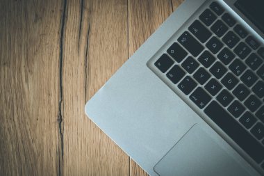 Rustik ahşap masada dizüstü bilgisayar, ev ofis