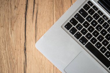 Rustik ahşap masada dizüstü bilgisayar, ev ofis