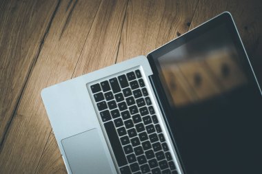 Rustik ahşap masada dizüstü bilgisayar, ev ofis