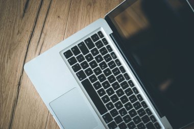Rustik ahşap masada dizüstü bilgisayar, ev ofis