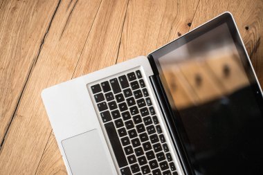 Rustik ahşap masada dizüstü bilgisayar, ev ofis